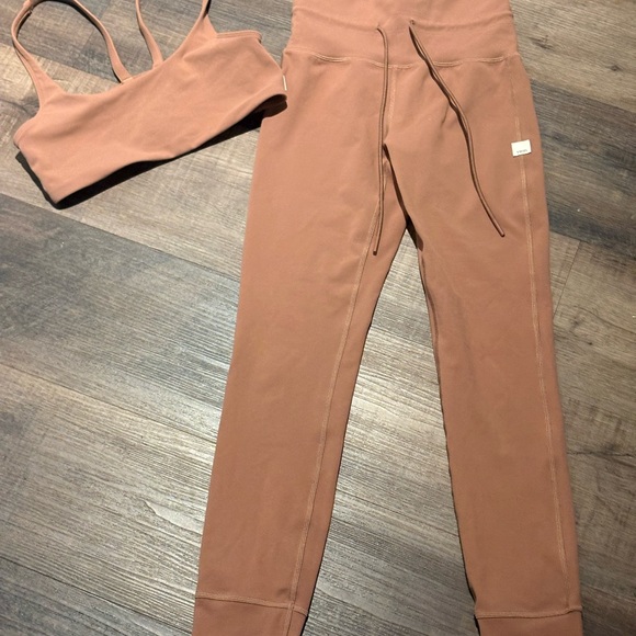Vuori Daily Leggings & Sports Bra Set - Picture 3 of 5